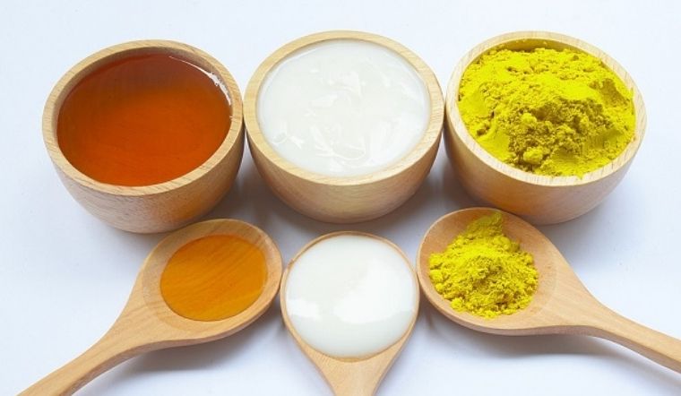 làm mặt nạ tinh bột nghệ tại nhà