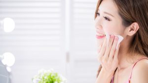 Tự làm nước tẩy trang tại nhà