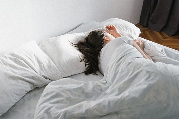 ngủ đủ giấc giúp khỏi sạm da ngày nắng nóng